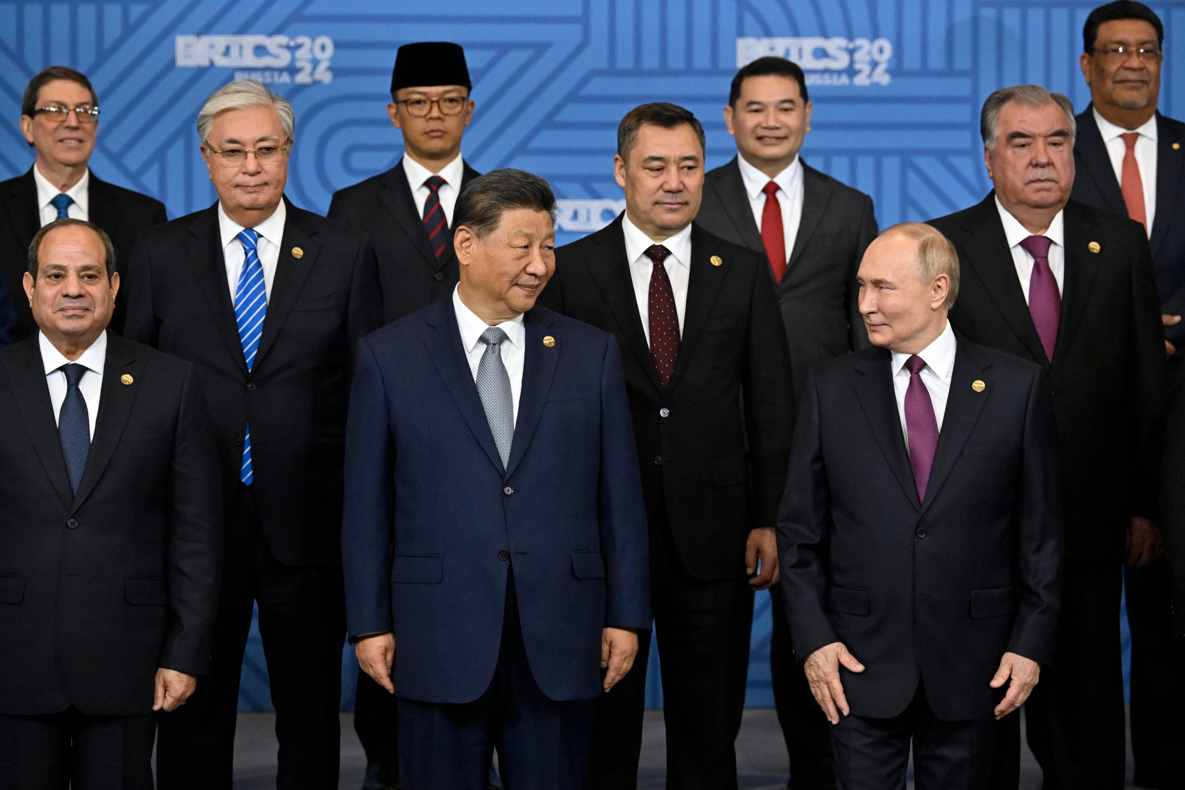 El presidente chino Xi Jinping, el presidente ruso, Vladimir Putin, y otros participantes en la cumbre de los BRICS en Rusia