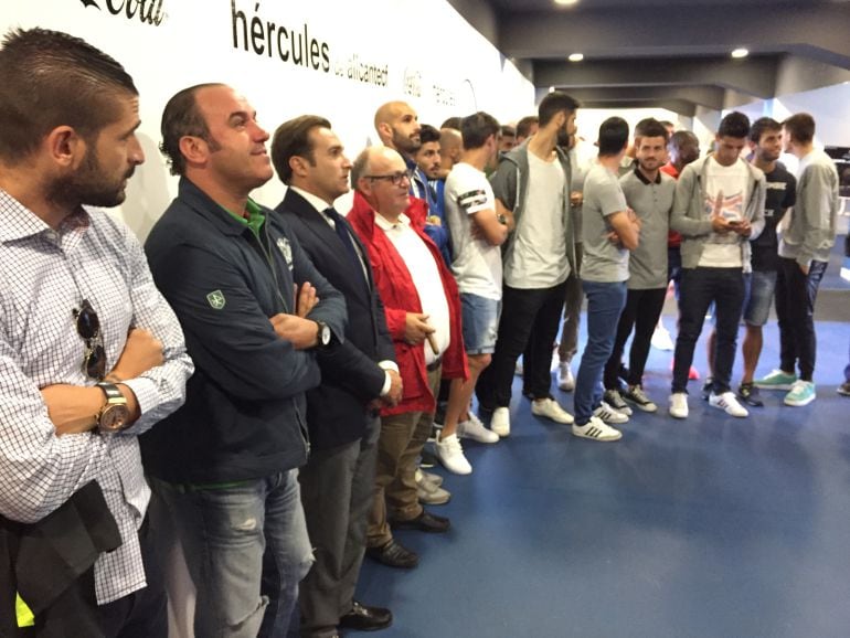 Los jugadores del Hércules y los directivos viendo el sorteo de la Copa del Rey