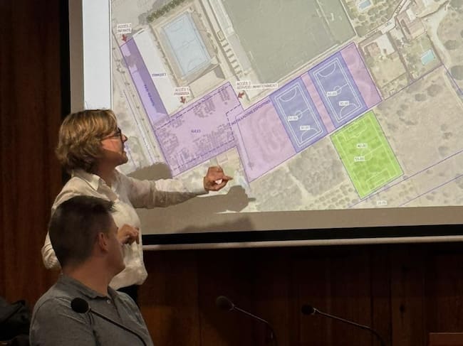 La alcaldesa de Xàbia, Rosa Cardona, explicando en el pleno los criterios del proyecto