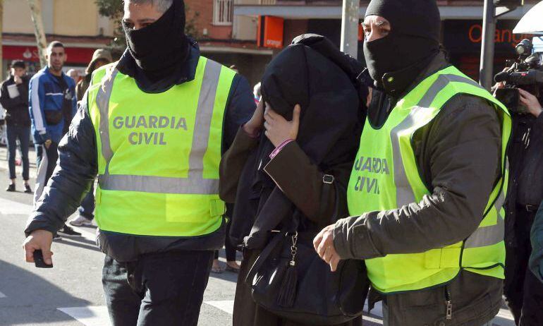 La Guardia Civil detienea dos personas en Cornellá de Llobregat (Barcelona) vinculadas al aparato de reclutamiento y adoctrinamiento de la organización terrorista Daesh a través de las redes sociales