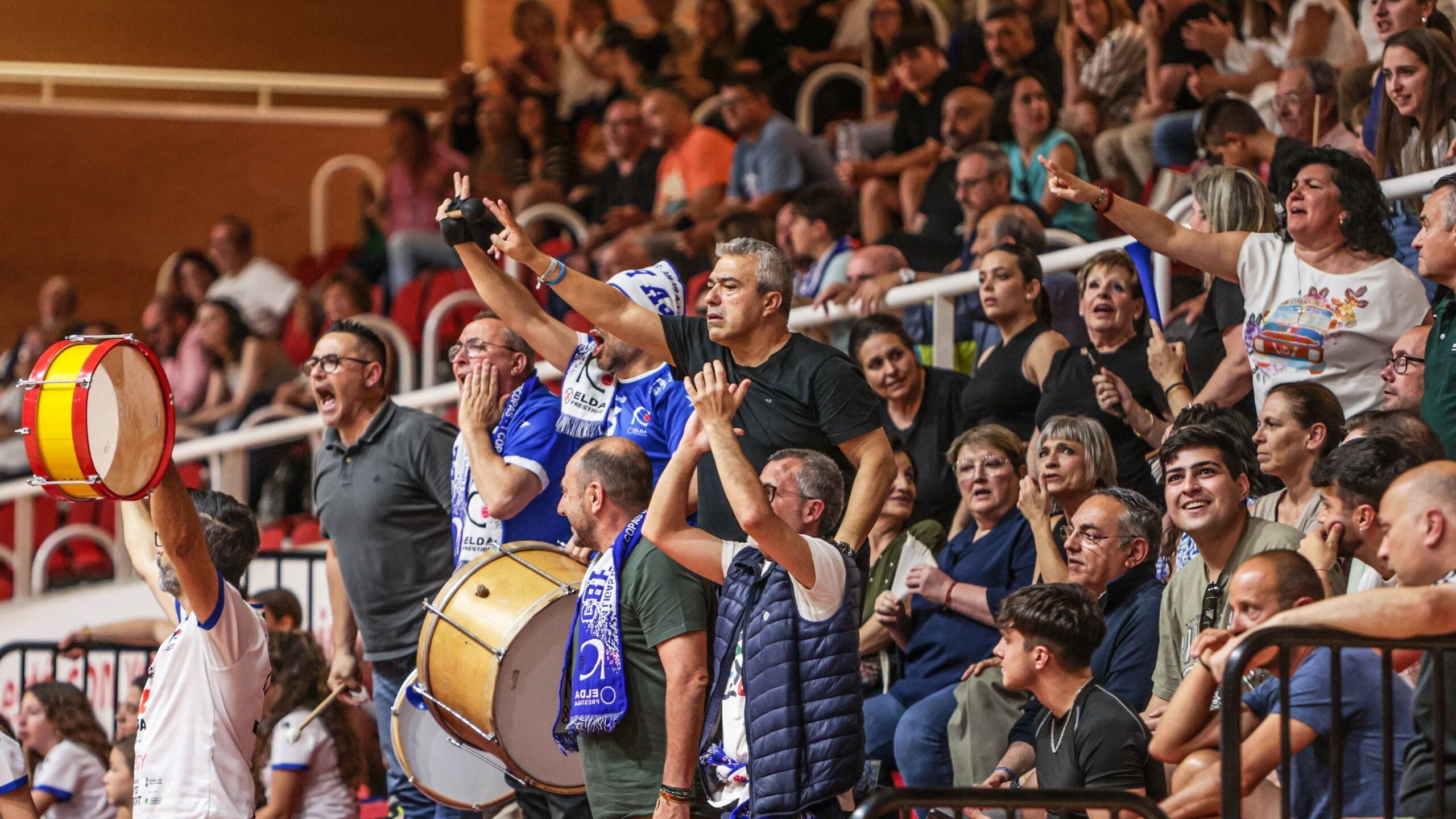 El presidente del club, José Antonio García, anima al equipo durante un partido esta temporada