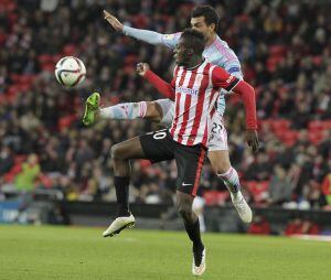 GRA458 BILBAO, 14/01/2015.- El delantero del Athletic Club de Bilbao Iñaki Williams (delante) disputa el balón con el defensa argentino del Celta de Vigo Gustavo Cabral durante el partido de vuelta de los octavos de final de la Copa del Rey que ambos equipos disputan esta noche en San Mamés.EFE/Alfredo Aldai