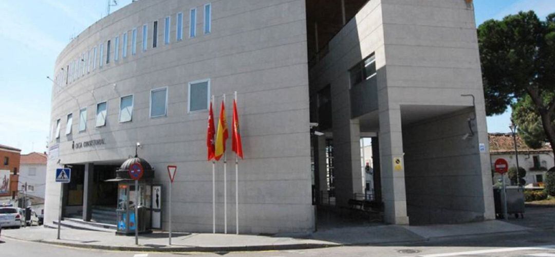 El PP de Parla denuncia edificios municipales sin alarma por falta de pago a la empresa que las mantiene y el gobierno local dice que se ha terminado el contrado y se hará otro. 