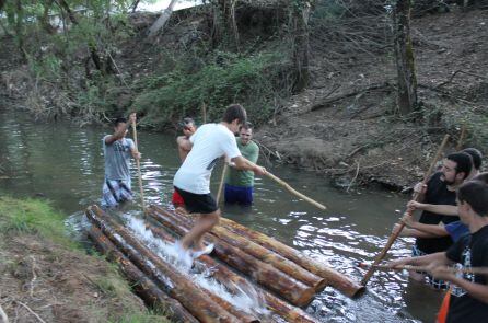 Exhibición de gancheros en el río de como trasportaban las maderadas a traves de su curso