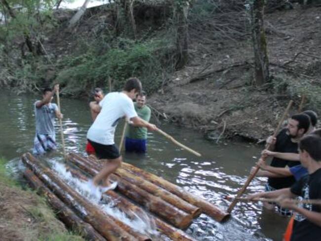 Exhibición de gancheros en el río de como trasportaban las maderadas a traves de su curso