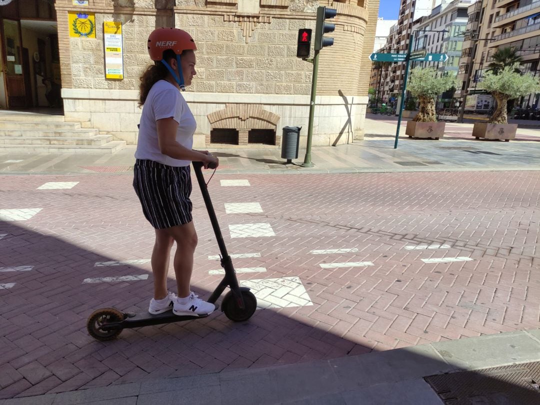 Una mujer circula en patinete eléctrico por Castelló