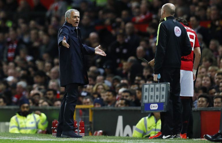 Mourinho increpa al cuarto árbitro durante el derbi de Mánchester