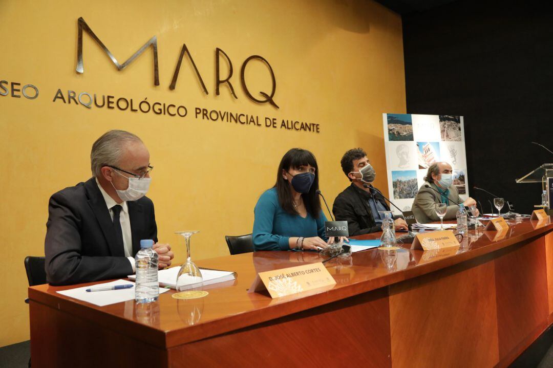 El director de la Fundación MARQ, José Alberto Cortés, la diputada de Cultura, Julia Parra, el director del Museo, Manuel Olcina, y Jorge Soler (i), director de exposiciones, en la presentación de la programación del MARQ.