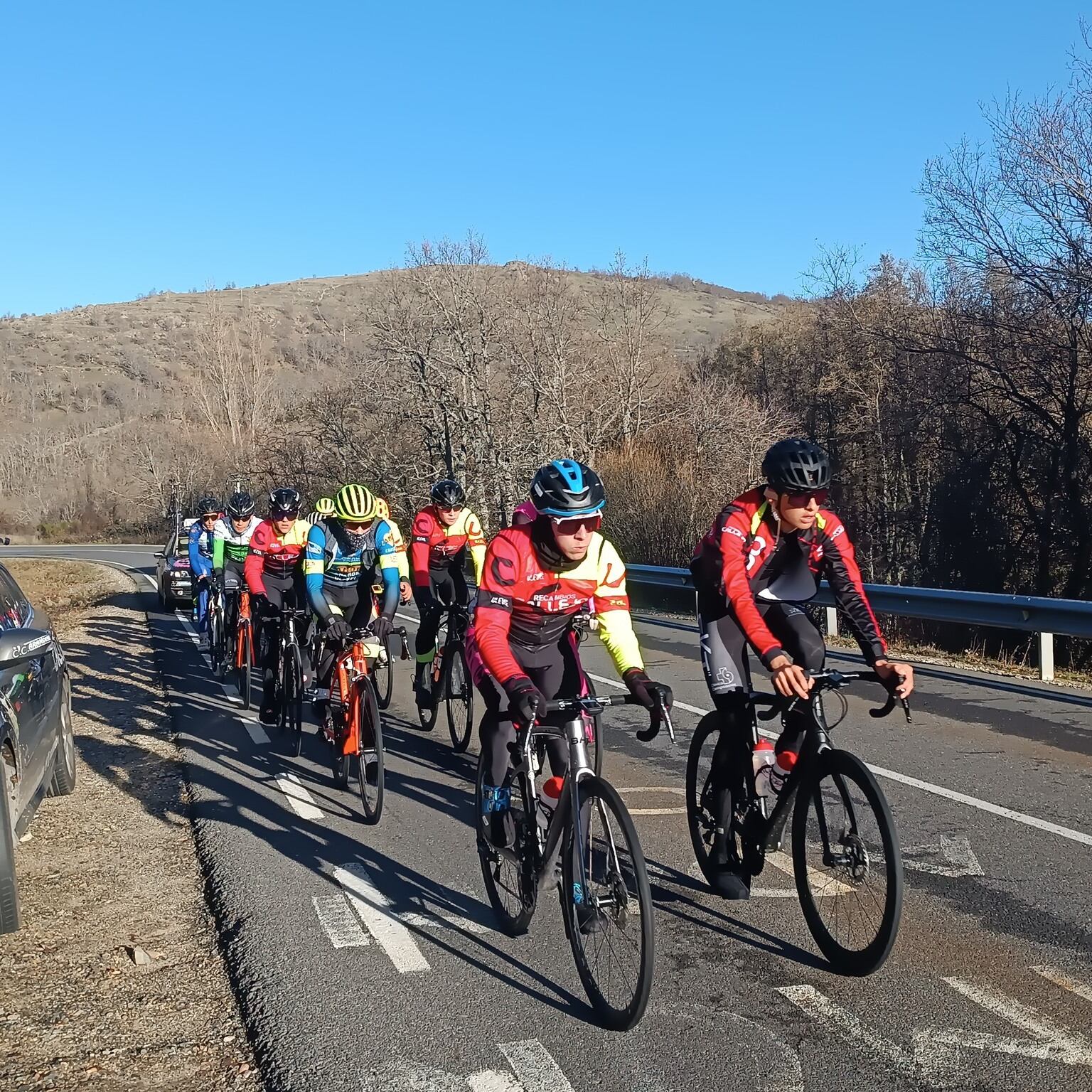 Los júnior del Recambios Callejo junto a otros ciclistas ribereños en la Sierra de Béjar