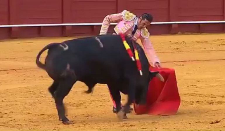 David Mora en uno de los naturales que enjaretó al segundo toro de la tarde