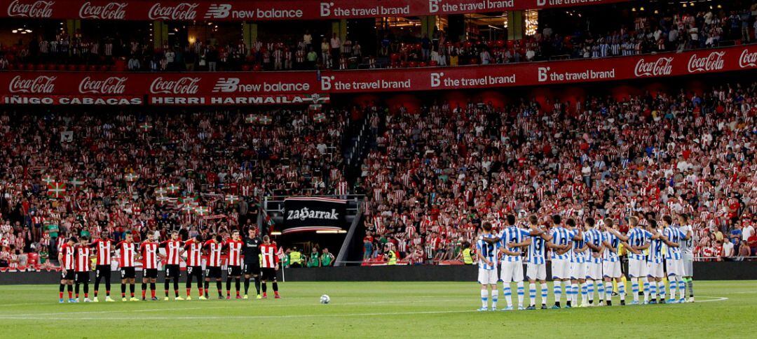 El Athletic Club y la Real Sociedad disputando un partido de LaLiga en San Mamés