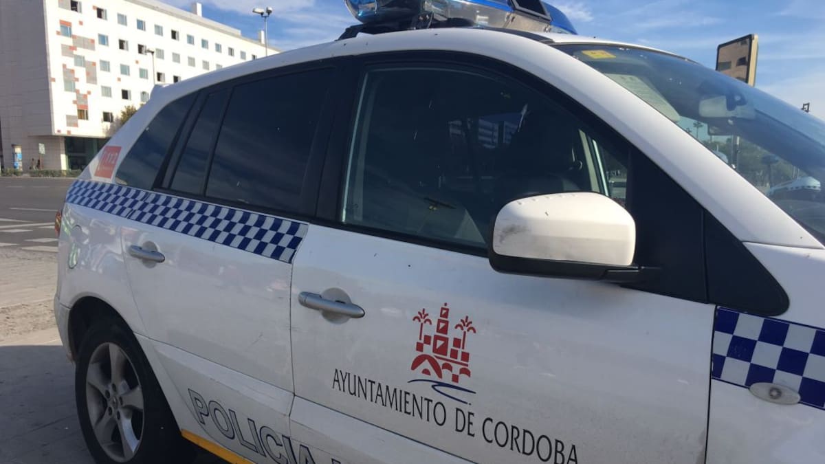 La Policía Local de Córdoba detiene a un hombre por agredir a un grupo de jóvenes con una vara de madera