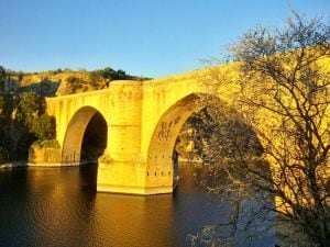 Puente de Alamaraz sobre el río Tajo.