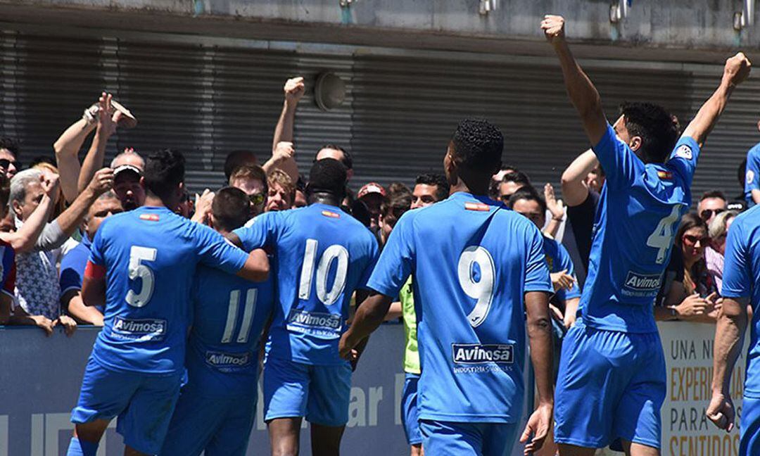 David Prieto (con el 4 a la espalda) celebra un gol con sus compañeros y los aficionados del &#039;Fernando Torres&#039;