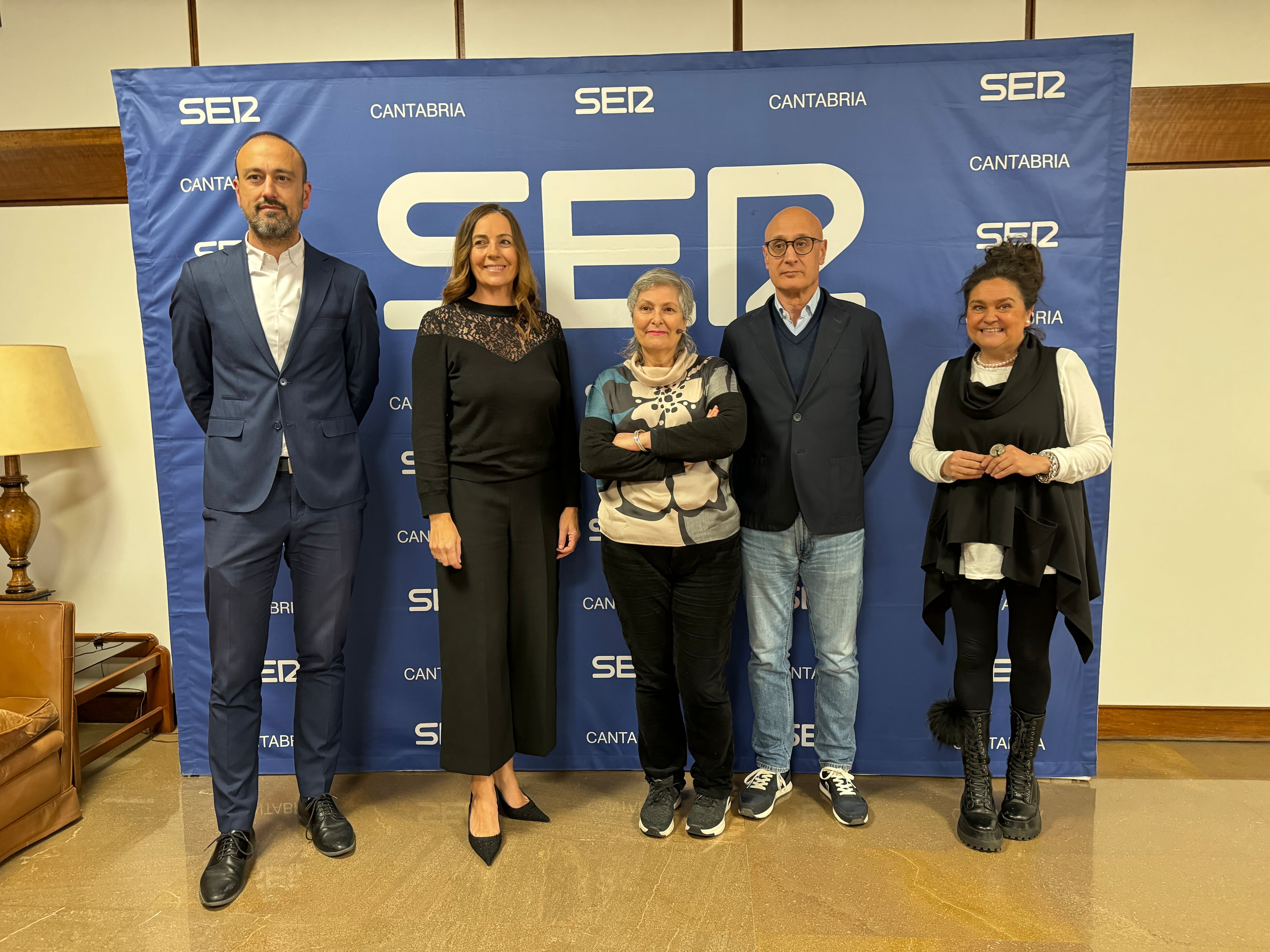 De izquierda a derecha: Javier López Estrada, alcalde de Torrelavega; Mónica Revilla, directora regional de la Cadena SER en Cantabria; Carlota Álvarez Basso; Juan Antonio González Fuentes, director general de Cultura; y Esther Vélez, concejala de Cultura.