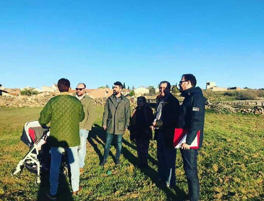 Guillermo San Juan durante su visita al barrio incorporado de Hontoria