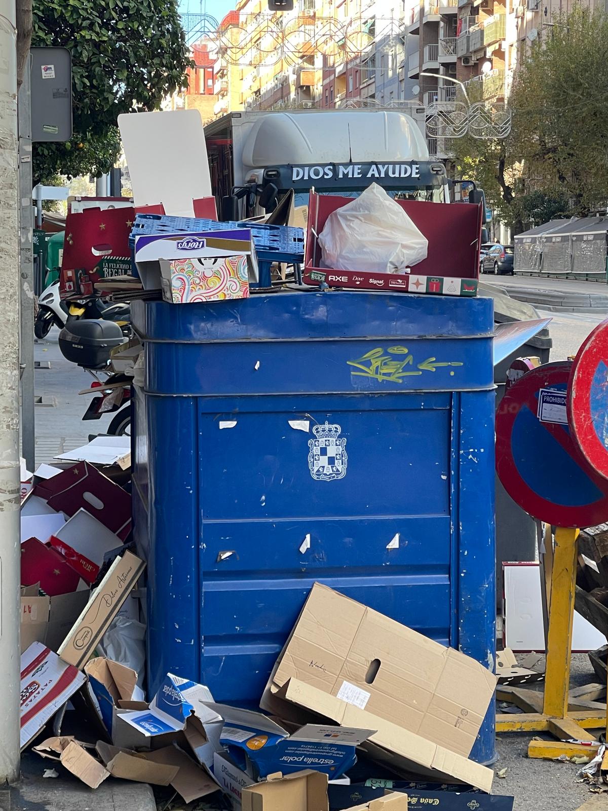 Imagen de uno de los contenedores de recogida de papel y cartón de Jaén