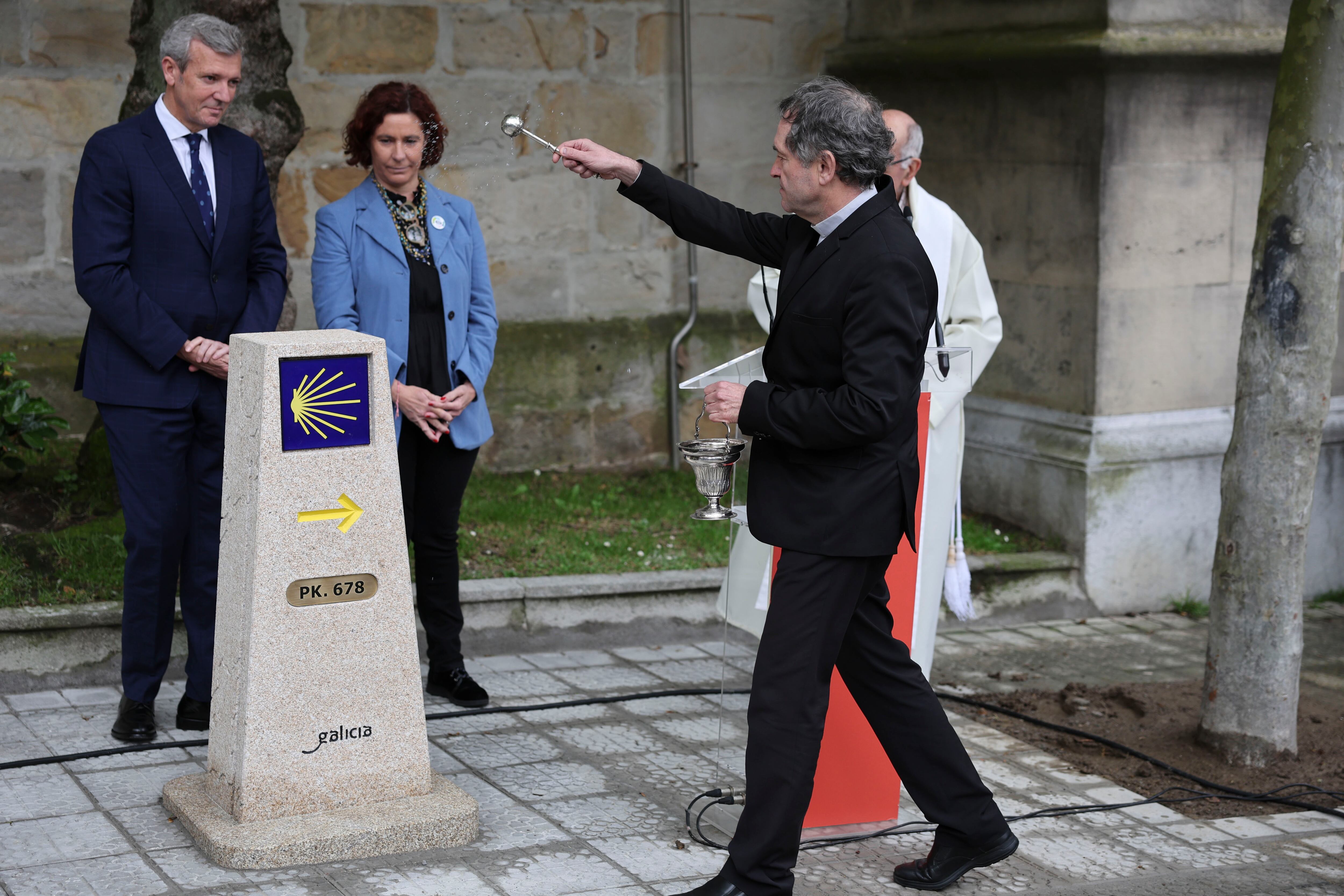 GRAFCAV7252. BILBAO, 15/05/2025.- El obispo de BIlbao, Joseba Segura bendice el mojón en presencia del presidente de la Xunta de Galicia, Alfonso Rueda, la teniente de alcalde de Bilbao, Amaia Arregi, en la inauguración "un hito kilométrico" de la Ruta Xacobea a su paso por la capital vizcaína. EFE/Luis Tejido