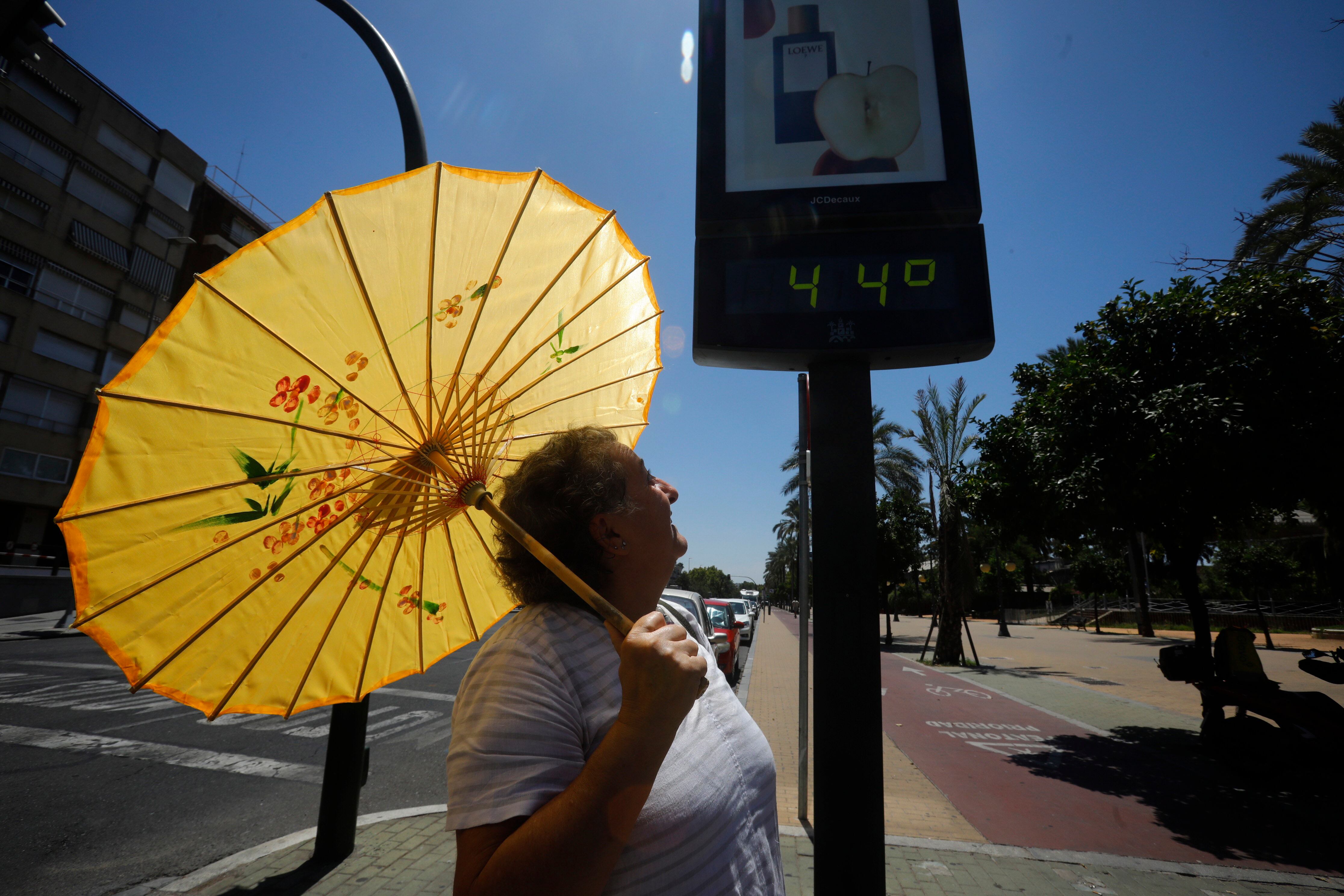 Una turista sostiene una sombrilla en la Córdoba, una de las provincias andaluzas que sufren altas temperaturas, en un episodio de calor, este miércoles