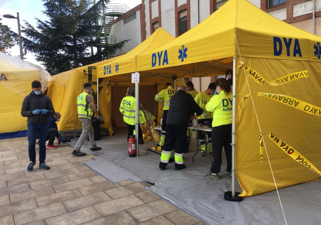 Personal de DYA Navarra instala el tunel provisional de desinfección en el CHN