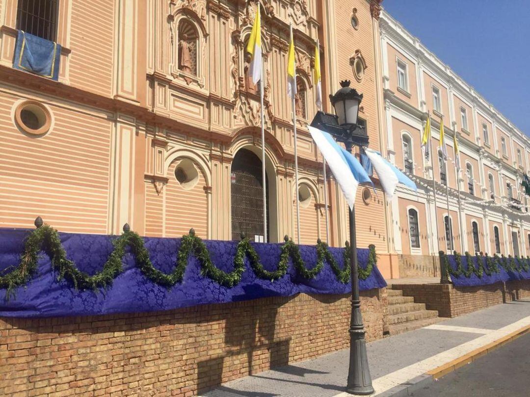 Fachada principal de la Catedral de La Merced (Huelva)