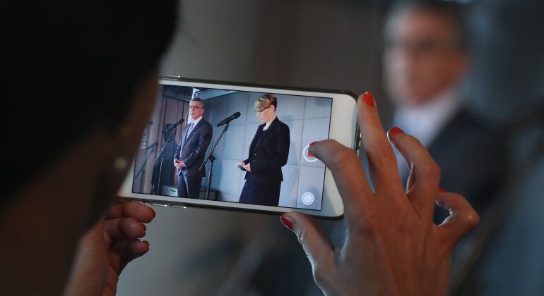 El Ministro de Interior Aleman Thomas de Maiziere filmado por un iPhone 6.