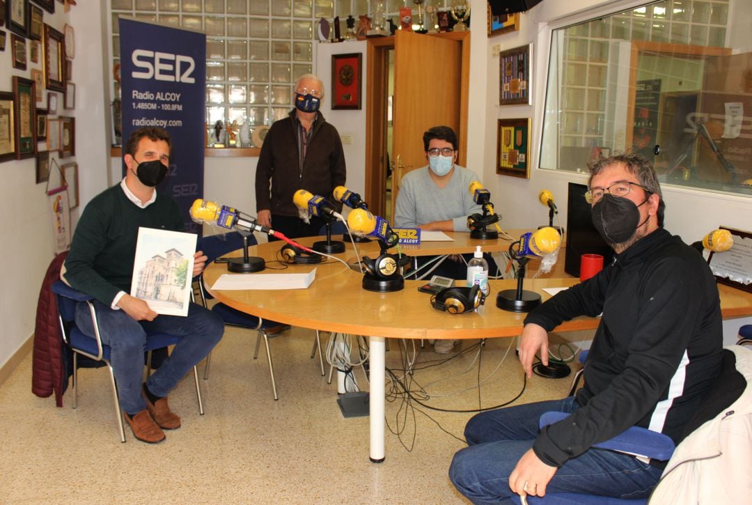 Juan Luis Guitart, Juan Abad, Mateo Martín y Paco Aznar en el estudio central de Radio Alcoy