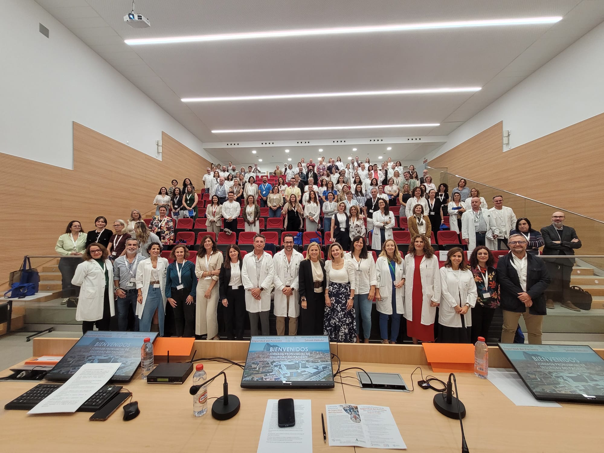 Foto de familia en el Hospital Universitario de La Línea