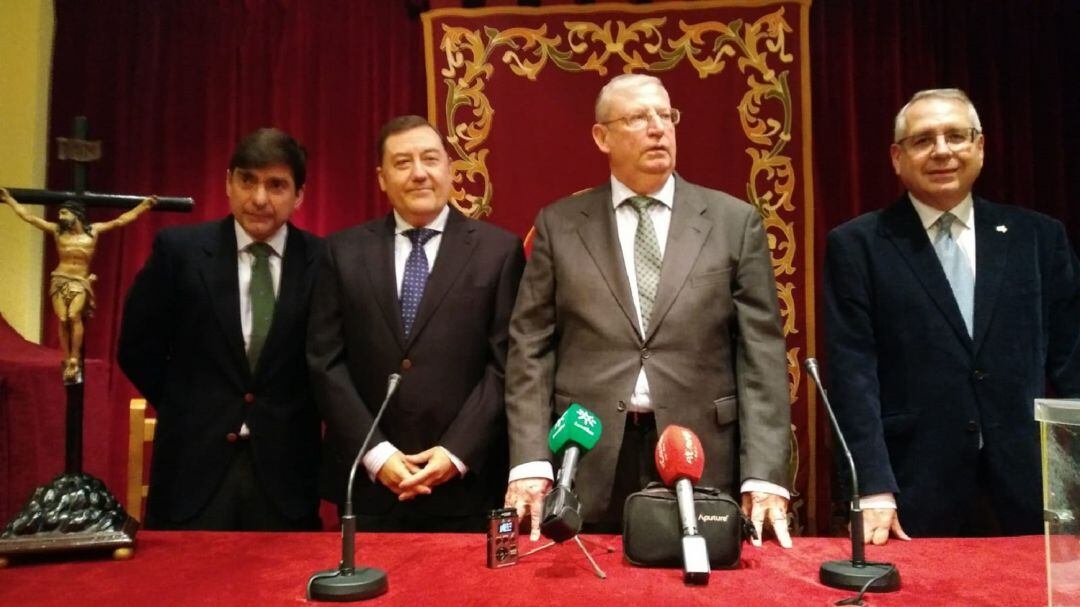 De izquierda a derecha, la nueva junta superior del Consejo de Cofradías: el tesorero, Alejandro Marchena; vicepresidente, José Roda Peña; el presidente Paco Vélez de Luna; y el secretario, José Carretero Guerra