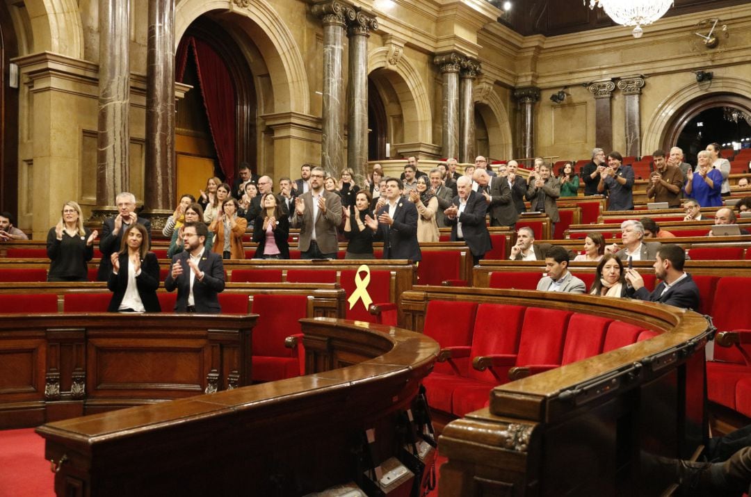 Los diputadas de JxCat, ERC y la CUP aplaudiendo la decisión del TJUE sobre Oriol Junqueras 