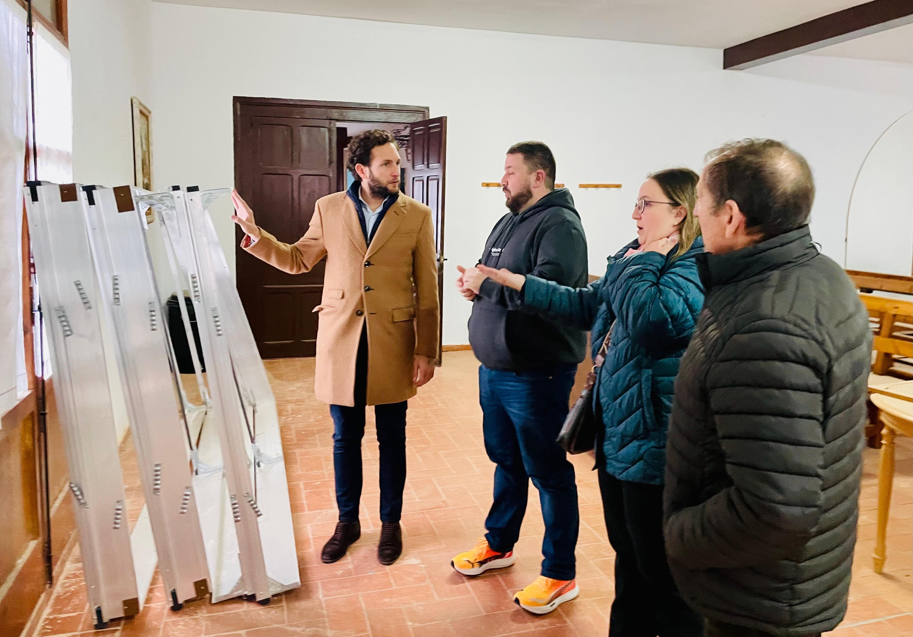 El alcalde de Monzón, Isaac Claver, acompañado del presidente de la Asociación, Juan Acedo, y otros miembros de la junta ha visitado la actuación