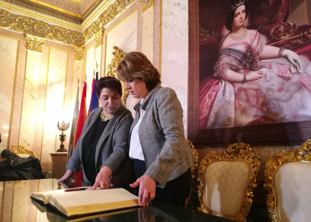 La ministra de Justicia Doleres Delgado junto a la alcaldesa Clara Luquero tras firmar en el libro de honor en la Sala Blanca del ayuntamiento