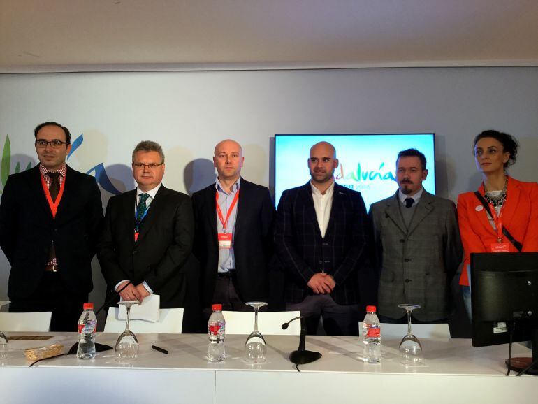 El vicepresidente de la Diputación de Palencia, Luis Calderón (tercero por la izquierda) en la presentación de la APP alusiva a diez villas romanas, una de ellas La Olmeda. 