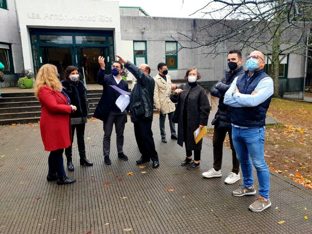  Luis López, delegado territorial de la Xunta en Pontevedra (tercero por la izquierda), visitando el IES Antón Alonso Ríos de Tomiño junto a representantes políticos y educativos.