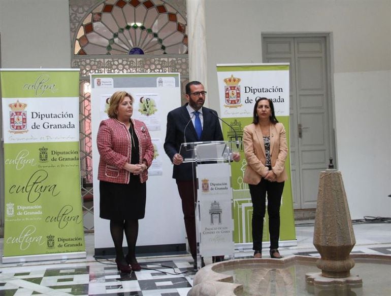 El alcalde de Fuentevaqueros (Granada), Francisco Martín, presenta el programa Lorca en Fuentevaqueros junto a la Diputada de Cultura de Granada Fátima Gómez.