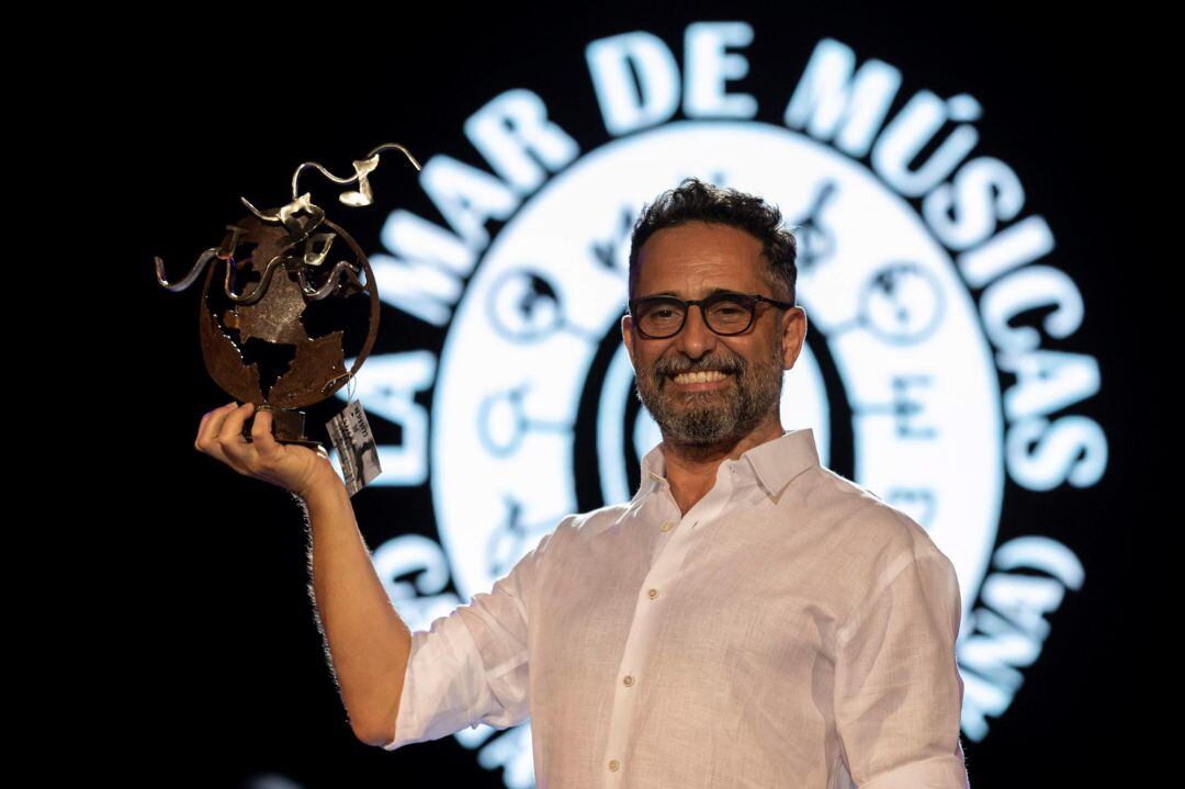 El compositor y cantante uruguayo Jorge Drexler, tras recibir el premio &quot;La Mar de Músicas 2021&quot;, antes de su actuación hoy lunes en el Auditorio Paco Martín de Cartagena