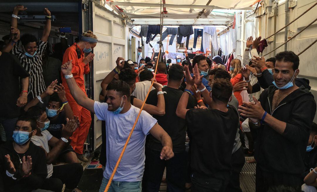 Migrantes que llegaron a costas italianas en 2020.