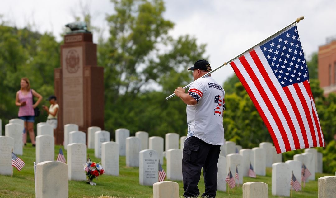 Un hombre con la bandera estadounidense durante el Memorial Day.