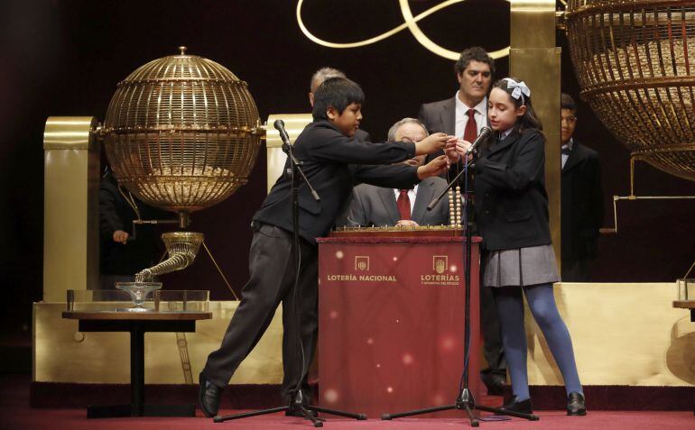 Los niños de San Ildefonso Nerea y Daniel cantan el primer cuarto premio que ha recaido en el número 59.444.