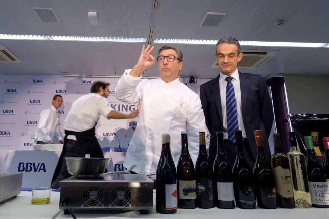 El chef Joan Roca, Jordi (i), propietario junto con sus hermanos Jordi y Josep del Celler de Can Roca, acompañado por el director territorial en Canarias de BBVA, Francisco Jerez (d). EFE. Ángel Medina G.