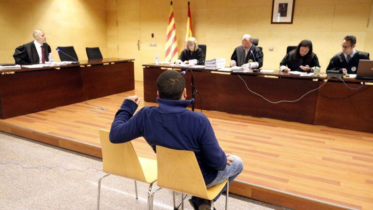 L'acusat, durant el judici, que s'ha fet a l'Audiència de Girona.