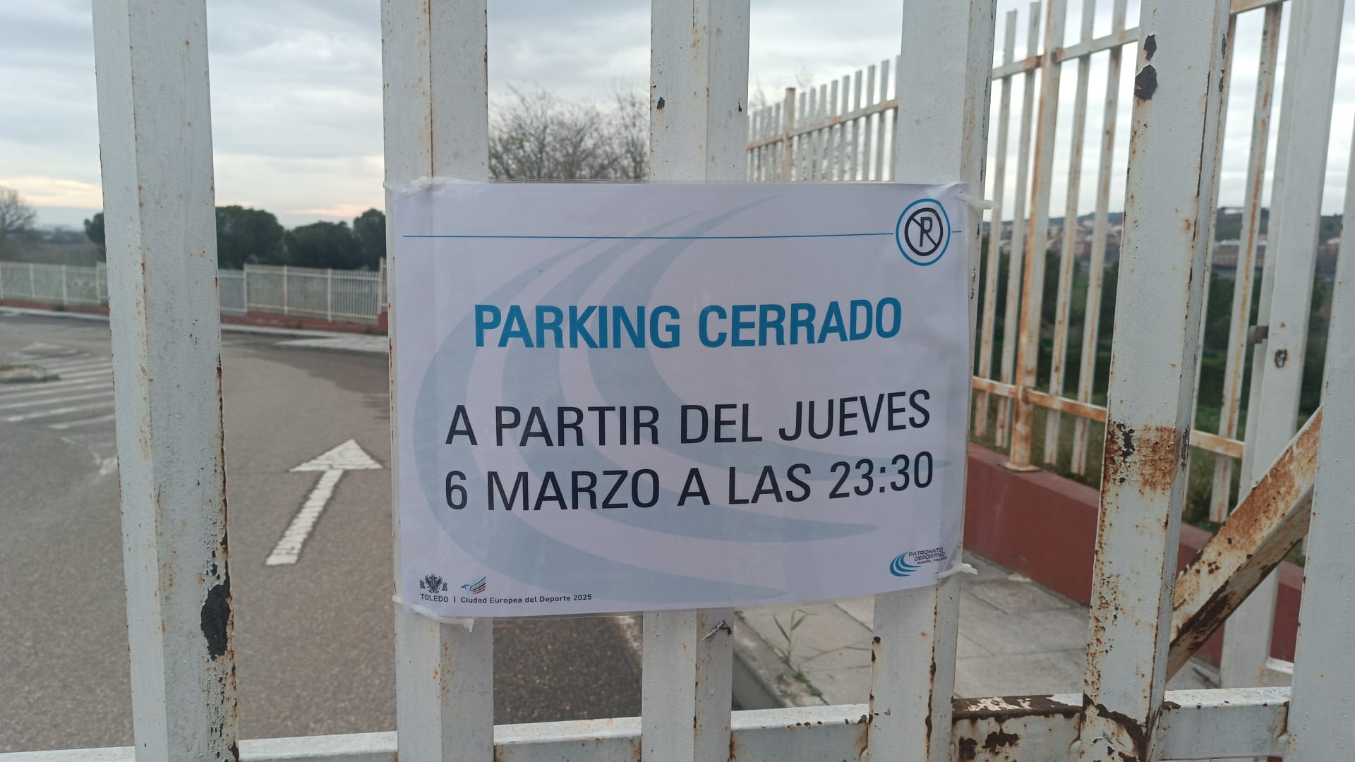 Cartel anunciando el cierre del aparcamiento de la piscina cubierta de Toledo