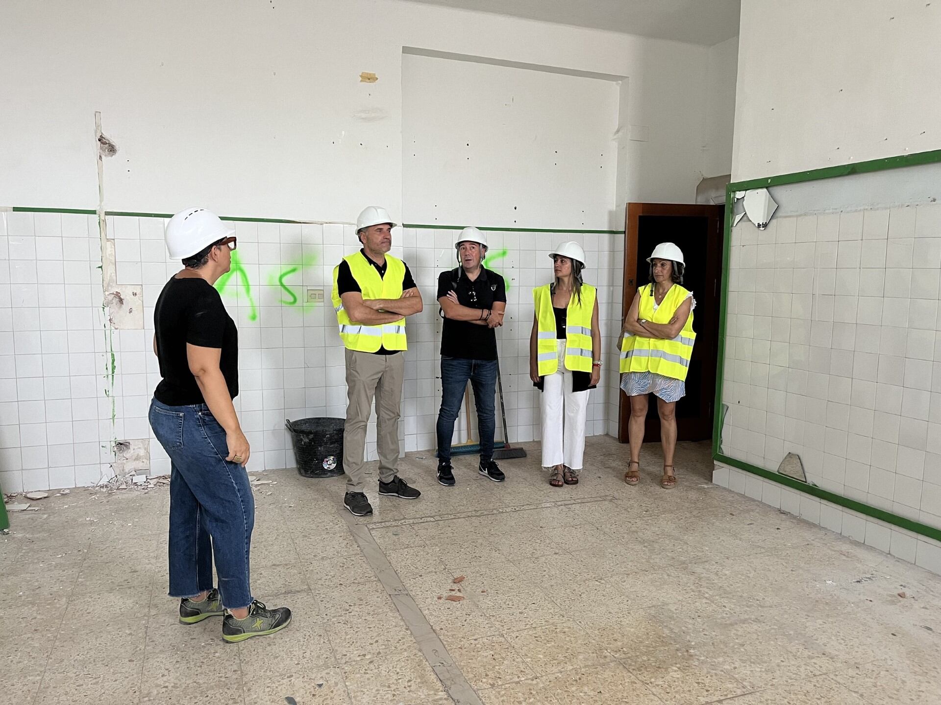 La alcaldesa, Tania Baños, ha realizado esta mañana una visita de trabajo junto al concejal de Urbanismo, Vicente Pitarch, y a la concejala de Deportes, Mar Arzo