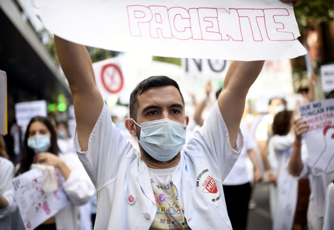 Un médico residente de la Comunidad de Madrid se manifiesta.