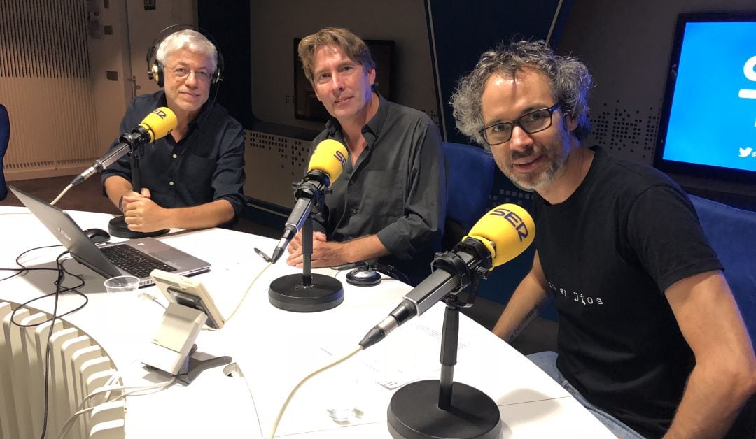 Juan Carlos Corazza, Javier del Pino y James Rhodes, en el estudio de la Cadena SER