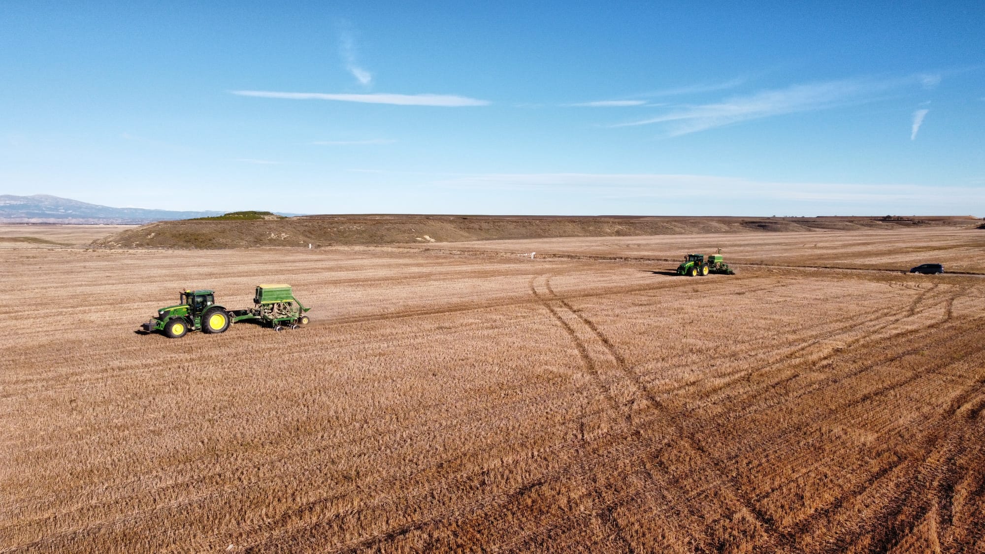 Máquinas en la siembra del cereal en Huesca