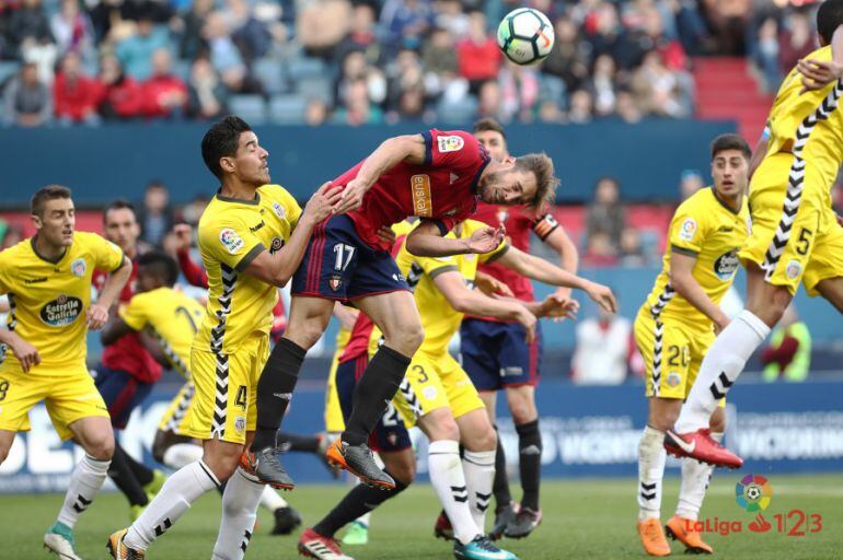 Xisco en una disputa de balón ante el Lugo