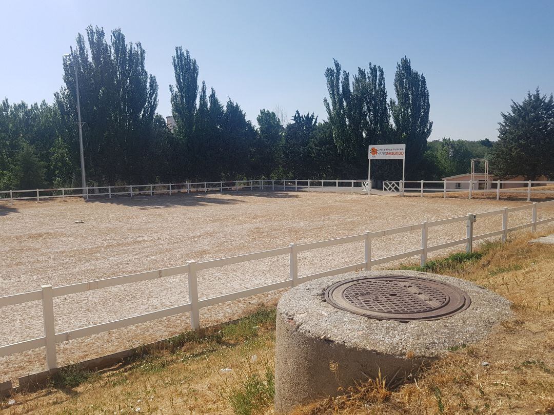 Estado que presentaba, este domingo, la pista hípica de San Segundo