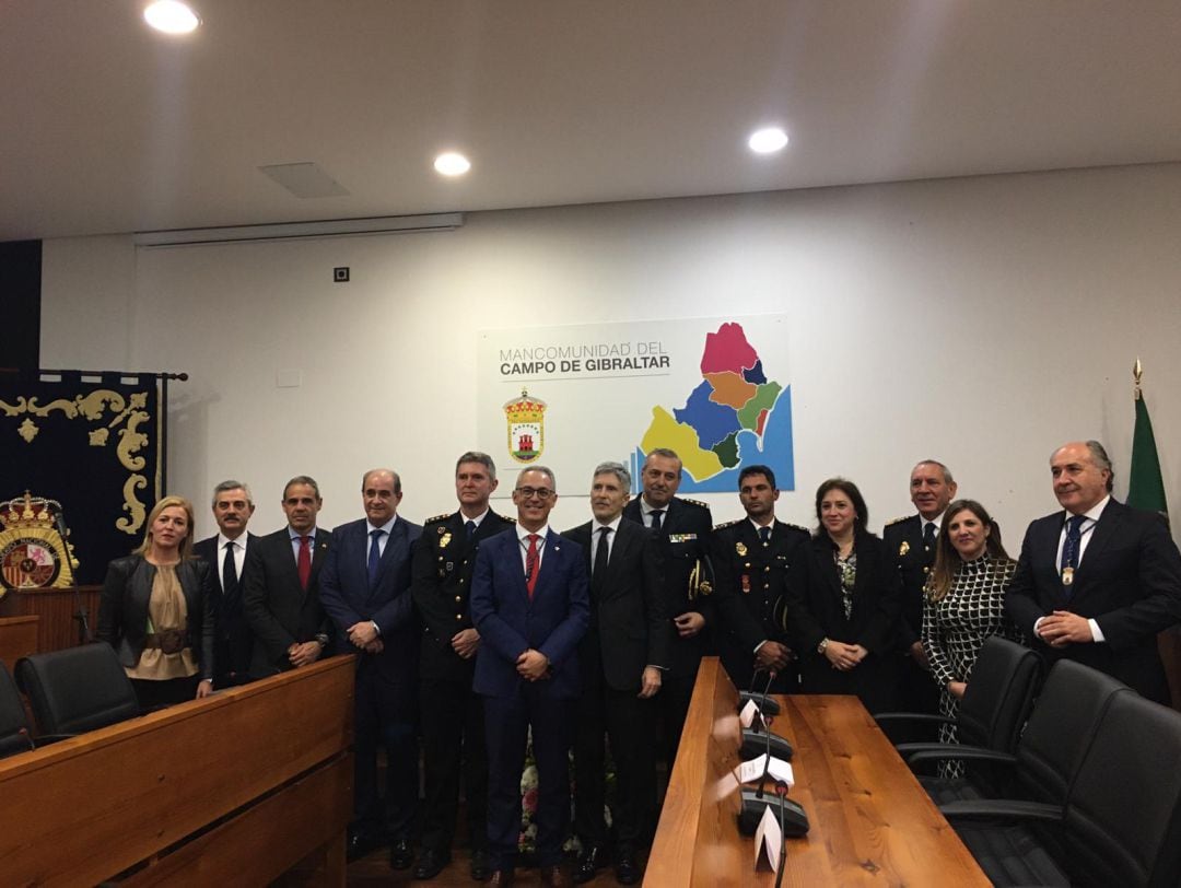 El ministro del Interior (en el centro) junto a los Comisarios policiales y autoridades del Campo de GIbraltar