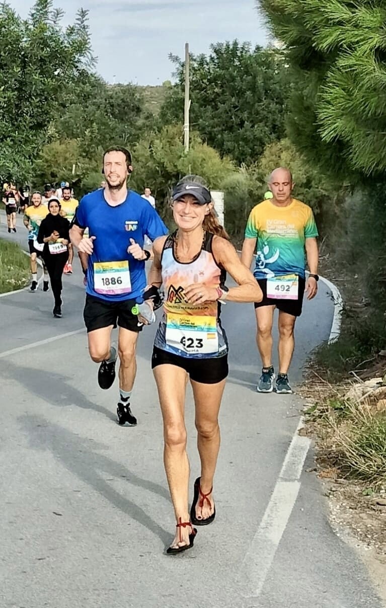 Con sus sandalias en la Gran Carrera del Mediterráneo